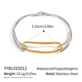 Nahaufnahme des zweifarbigen Edelstahl-Armreifs mit wasserfesten Eigenschaften - Gemischter Metall Geometrischer Ineinandergreifender Stil (YYBL025012)