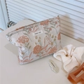 Detaillierte Textur der Kosmetiktasche aus Blumen-Jacquard mit simple wish Etikett - B27cmxH18cmxBoden5cm / Fleischrosa