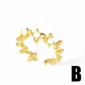 Anello regolabile a fiore in oro con perle bianche su uno sfondo bianco - Stile B-Fiori Collegati Perla / Oro