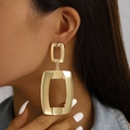 Elegante goldene quadratische geometrische Ohrhänger für Damen mit minimalistischem Glanz - Gold