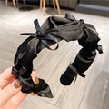 Detalle de una diadema de satén negro plisado con nudo elegante y pequeñas cuentas negras - Lazo de Cinta Fruncido Negro