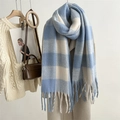 Dettaglio della morbida sciarpa in mohair a quadri blu e bianchi con lunghe frange - 38*250cm / Celeste