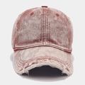 Détail macro d'une casquette de baseball en coton délavé avec bordure déchirée - Réglable / Bordeaux