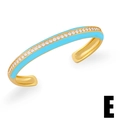 Dettaglio del bracciale rigido dorato con smalto azzurro e una fila di cristalli trasparenti - Azzurro