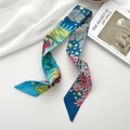 Donkerblauwe twilly sjaal met gele sterren, rode rendieren en een bosbloemenprint - Oerwoudblauw