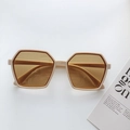 Occhiali da sole poligonali beige crema con lenti marroni scure e montatura trendy - Bianco Sporco