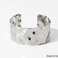 Detalle de brazalete plateado con textura martillada irregular y acabado de espejo pulido - Estilo de Puño Ancho Martillado (PAS1075) / Plateado