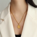 Collier doré avec pendentif ovale relief rose et chaîne figaro sur veste blanche - P1022 Fleur de Rose Dorée
