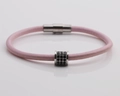 Détail d'un bracelet en cuir rose avec fermoir magnétique et perle en zircone noire - Rose(3)