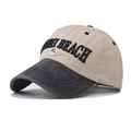 Detail der gewaschenen Vintage-Baseballkappe mit schwarzer Miami Beach-Stickerei. - Beige