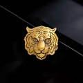Broche tête de tigre dorée avec texture 3D détaillée et motif animalier sur fond noir élégant - Tête de Tigre en Métal