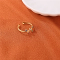 Vintage-Goldring aus Edelstahl mit bunten Edelsteinen auf orangefarbenem Stoffuntergrund - Farbenfroher Steinbesetzter Stil (R00792G)