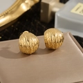 Gestructureerde gouden halfronde oorbellen met onregelmatige gehamerde afwerking - Getextureerde oorbellen / Goud
