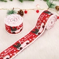 Weihnachtsbandrolle mit Oldtimer-LKW und Baummotiv auf rotem rustikalem Stoff - Roter LKW-Stil