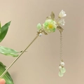 Goldener Haarschmuck mit weiß-grünen Blüten, Perlenquasten und feinen Blattdetails - Hellgrüner Maiglöckchen Stil (9484)