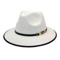 Détail d'un chapeau en laine blanc avec bande en cuir noir et boucle en métal doré - M (56-58cm) / Blanc