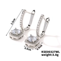 Dettaglio di orecchini pendenti in argento con dimensioni 2,5 cm e pendente in zircone quadrato - Argento