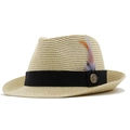 Dettaglio di un cappello di paglia beige con nastro nero, piuma colorata e stemma con ancora - M(56-58cm) / Cammello (Con Piuma di Distintivo di Ancora)