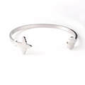 Detalle de pulsera de viaje plateada con dije de avión y colgante de mapa mundial grabado - Plateado