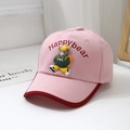 Dettaglio del cappellino da baseball per neonati con orsetto ricamato in rilievo - 52cm / Rosa