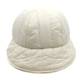 Detalle de gorro de pescador acolchado crema con costuras verticales y relleno térmico - M (56-58cm) / Blanco