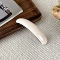 Détail de la pince à cheveux en acétate crème brillant sur bois et tissu tricoté - Beige