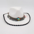 Chapeau de cowboy en feutre blanc avec ruban ethnique, pierre turquoise et pompons - Taille unique / Blanc Bord Noir