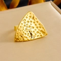 18K goud vergulde roestvrijstalen ring met gehamerde textuur en driehoekig patroon - Ring Zonder Ketting Oorbellen (R493)