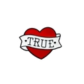 Spilla in smalto cuore rosso con scritta TRUE stile tatuaggio retrò su sfondo bianco - Cuore Rosso TRUE