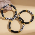 Nahaufnahme des dreiteiligen Acryl-Armbandsets mit Leopardenmuster und Perlen - Schwarz (3-teiliges Set)