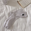 Calcetines grises de canalé con puntos arcoíris y bordado de gato para mujer - Talla única / Gato Beige