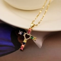 Squisita collana a croce placcata in oro con gemme colorate e intaglio a forma di cuore - Oro Zirconia Multicolore
