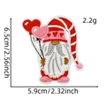 Vista dettagliata della toppa ricamata gnomo con cuore rosa e dimensioni - Stile 1 (Gnomo con palloncino a cuore)