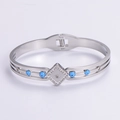Detalle del brazalete de ojo turco plateado con cuentas azules y cristales finos - Color Acero