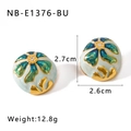 Orecchini a fiore in smalto blu e verde con base dorata e piccoli cristalli - Blu (NB-E1376-BU)