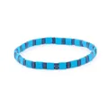 Detail eines böhmischen Stretch-Armbands mit blauen und grauen quadratischen Perlen zum Stapeln - Blaugrau