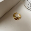 Anillo abierto dorado con piedra roja ovalada y acabado metálico pulido de estilo vintage - Talla única / Oro-Zirconia Roja