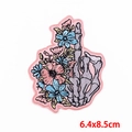 Toppa ricamata a mano di scheletro gotico con fiori colorati e bordo rosa fine - Mano di scheletro fiori / 6.4x8.5cm