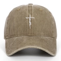 Nahaufnahme der weißen FAITH-Kreuzstickerei auf gewaschener Baumwoll-Baseballkappe - Khaki