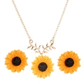 Elegantes Sonnenblumen-Schmuckset mit goldener Kette und Ohrsteckern mit Perlenakzenten - Goldene Sonnenblume (10742)
