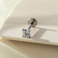 Gepolijste zilveren G23 titanium labret piercing met een kleine heldere bloemvormige edelsteen top - Interne Schroefdraad 1.2*8mm Staaf / Zilver