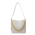 Minimalistische weiße Eimertasche aus Leder mit Goldkette für modisches Pendeln - Weiß