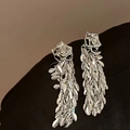 Detalle de pendientes de rosa plateada con borlas de hojas de sauce metálicas en capas - Borla Larga de Rosa (Aguja de Plata) / Plateado