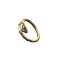 Makroaufnahme des goldenen Schlangenrings mit blauem Zirkon und feiner Schuppenstruktur - Blaue Schlange