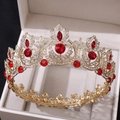 Macro di corona da sposa dorata con gemme rosse e strass in una confezione regalo - Oro Strass Chiari e Rossi