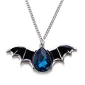 Detailaufnahme einer silbernen Fledermaus-Kette mit schwarzer Emaille und blauem Edelstein - Blau