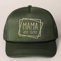 Σκούρο πράσινο καπέλο trucker με χρυσό τύπωμα MAMA est. 2012 και μαύρο δίχτυ - Ένα μέγεθος / Πράσινο του Στρατού