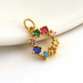 Macro di un ciondolo ad anello placcato oro con pietre di zircone multicolore - Rame Placcato Oro/Zirconia Multicolore