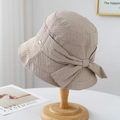Eleganter khakifarbener Fischerhut für Damen mit großer Schleife auf einem Hutständer - Einheitsgröße(Einstellbar) / Khaki