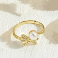Lujoso anillo de libélula bañado en oro de 14K con circonitas y perla blanca - Estilo Anillo de Libélula